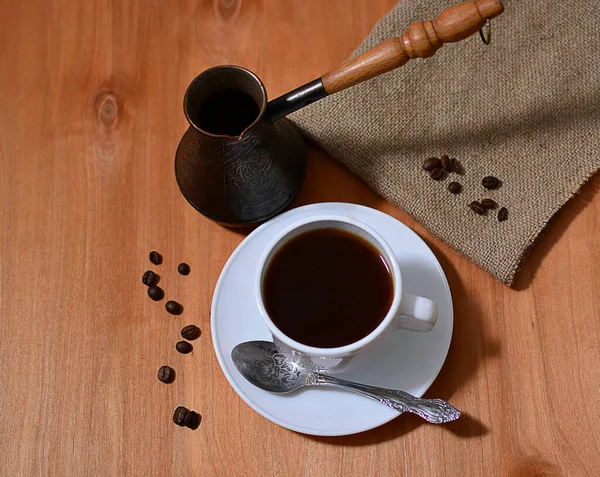 Fekete Kávét Öntött Egy Fehér Pohárba Közel Törökhöz Kávészemeket Vászonra — Stock Fotó