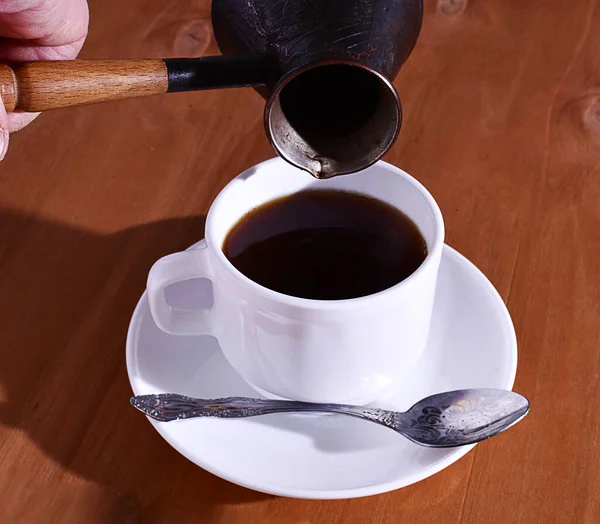 Uitzicht Hete Koffie Wordt Gegoten Uit Turk Een Witte Beker — Stockfoto