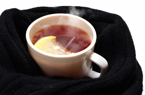 Schwarzer Schal Mit Weißer Tasse Mit Heißem Tee Und Zitrone — Stockfoto