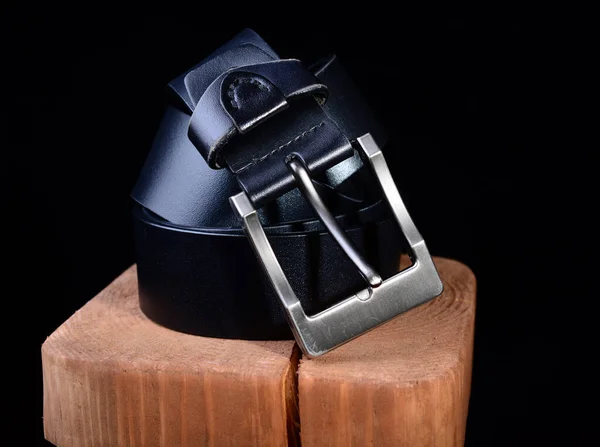 Cinturón Cuero Negro Sobre Fondo Negro Soporte Madera Espacio Copia — Foto de Stock
