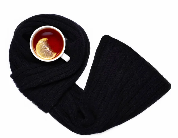 紅茶とレモンの入った白いカップの黒いスカーフ 寒い気候での快適さだけでなく寒さに対する居心地の悪さと予言の概念 コピースペース 平置き — ストック写真