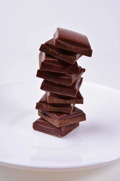 Vertikální Pyramida Kousků Tmavé Čokolády Bílém Talíři Kopírovat Prostor — Stock fotografie