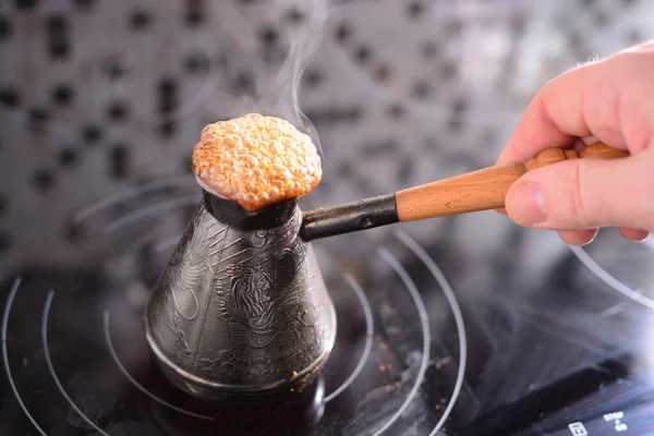 Une Main Homme Tient Une Cafetière Turque Bouillante Sur Poêle — Photo