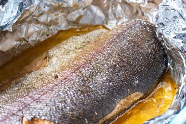 Cam bir kabın içinde alabalık pişiyor. Tatil konsepti, doğum günleri. Boşluğu kopyala.