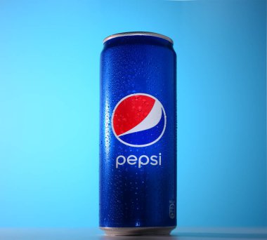 Arkhangelski. Rusya 11.29.20. Mavi arka planda alüminyum Pepsi kutusunda su damlacıkları..