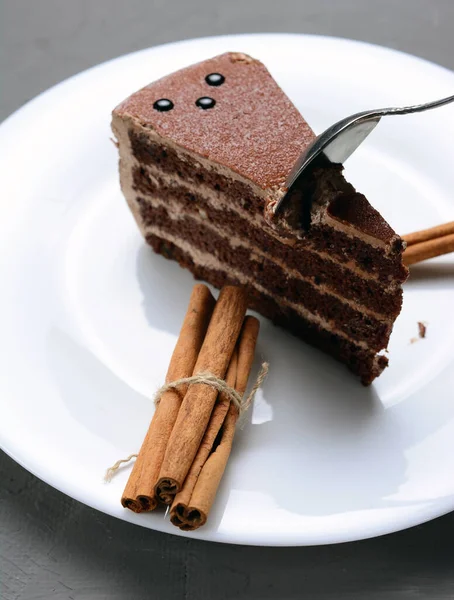 Een Man Met Een Lepel Breekt Een Stuk Chocoladetaart Een — Stockfoto