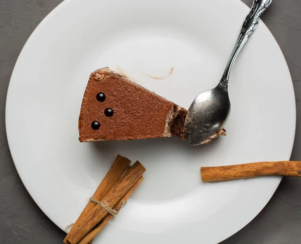 Homme Avec Une Cuillère Brise Morceau Gâteau Chocolat Sur Plat — Photo