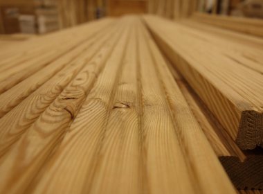 Ahşap döşeme tahtaları bulanık uçlu, seçici odaklı. Ürün tanıtım montajı için. Boşluğu kopyala.