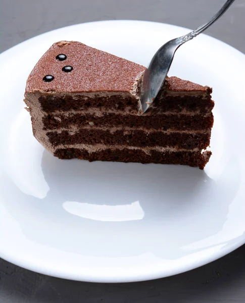 Homme Avec Une Cuillère Brise Morceau Gâteau Chocolat Sur Plat — Photo