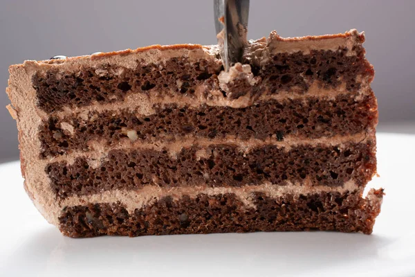 Homme Avec Une Cuillère Brise Morceau Gâteau Chocolat Sur Plat — Photo