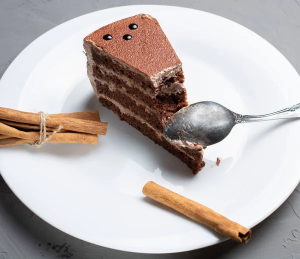 Ein Mann Bricht Mit Einem Löffel Ein Stück Schokoladenkuchen Auf — Stockfoto