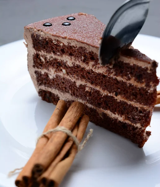 Ein Mann Bricht Mit Einem Löffel Ein Stück Schokoladenkuchen Auf — Stockfoto