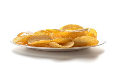 Beyaz bir tabakta patates cipsi ve beyaz arka plan. Düz yat. Boşluğu kopyala.