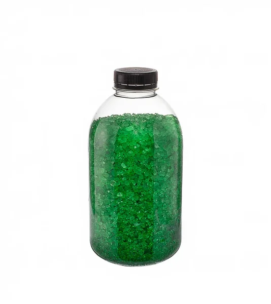 Glasflaska Med Badsalt Smaragdfärg Avslappning Vila Och Behandling Koncept Kopieringsutrymme — Stockfoto