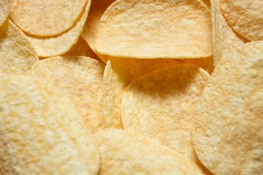 Altın çıtır patates cipsi, atıştırmalık dokular ve arka plan manzarası. Boşluğu kopyala.