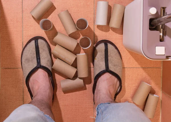 Leere Rollen Toilettenpapier Liegen Dem Mann Füßen Auf Dem Toilettenboden — Stockfoto