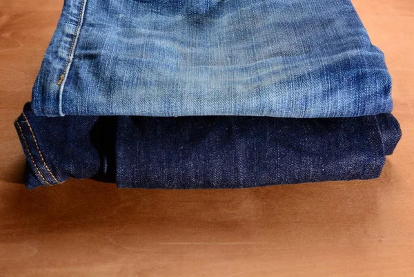 Fragmento Vaqueros Azules Sobre Fondo Madera Estilo Masculino Concepto Compras — Foto de Stock