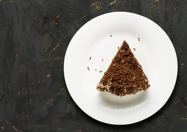 Auf Einem Weißen Teller Mit Geriebenen Schokoladenstücken Bestreut Geburtstag Dessert — Stockfoto