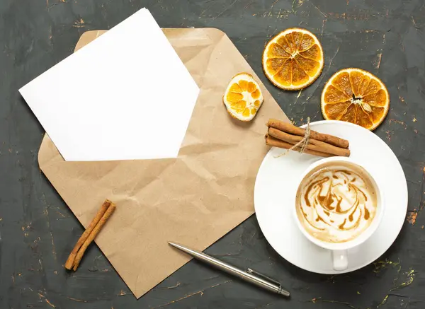 Tasse Café Blanc Avec Une Mousse Épaisse Sur Une Table — Photo