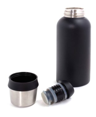 Masanın üzerinde koyu bir deseni ve açık metal kapağı olan termos. Beyaz arka planda izole edilmiş. seyahat ve yürüyüş, sıcak çay ve kahve. Boşluğu kopyala.