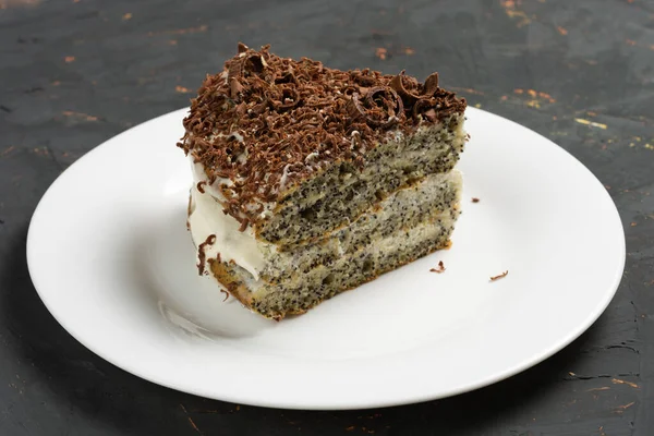 Una Torta Piatto Bianco Cosparsa Pezzi Grattugiati Cioccolato Sulla Parte — Foto Stock