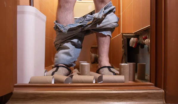 Rollos Vacíos Papel Higiénico Encuentran Los Pies Del Hombre Suelo — Foto de Stock