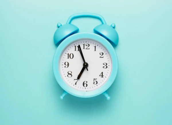 Setas Despertador Azul Cinco Sete Conceito Hora Levantar Para Escola — Fotografia de Stock