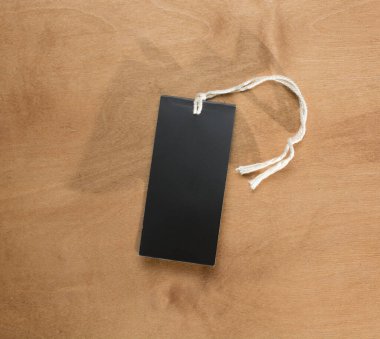 Ahşap arka planda beyaz halatla bağlanmış siyah Blank etiketli yakın plan. Model modeli. Boşluğu kopyala.