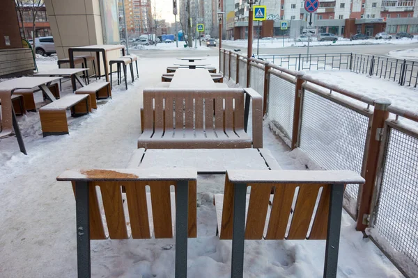 Mesas Vacías Café Aire Libre Invierno Cubiertas Nieve Baja Temperatura — Foto de Stock