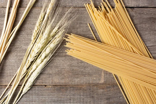 Uších Pšenice Špaget Dřevěném Pozadí Rustikální Styl Flatlay — Stock fotografie