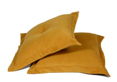 Kanepe için iki sarı yastık. Beyaza izole edilmiş, kopyalama alanı. maketleme.