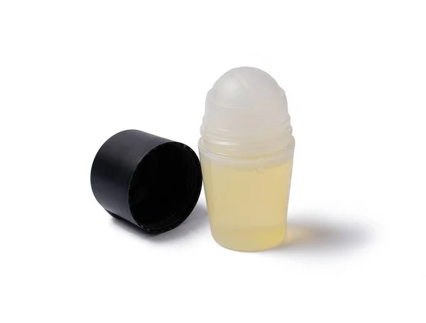 Beyaz arka planda siyah kapaklı terletici deodorant şişesinde plastik rulo. Siktir et şapkayı, Matt Roller Ball. Tasarım ve ambalaj için boş model. Boşluğu kopyala.