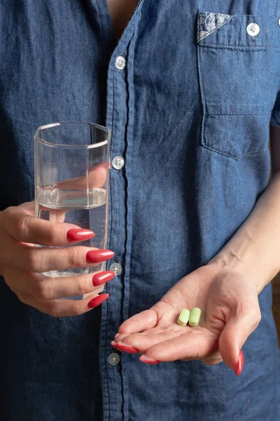 Una Donna Camicia Jeans Tiene Bicchiere Acqua Una Mano Nell — Foto Stock