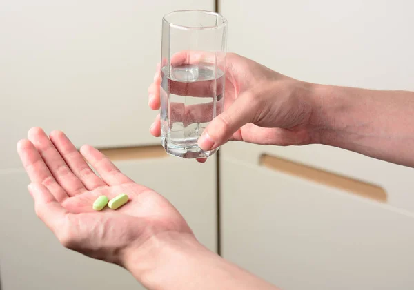 Giovane Ragazzo Tiene Bicchiere Acqua Pillole Nel Palmo Della Mano — Foto Stock