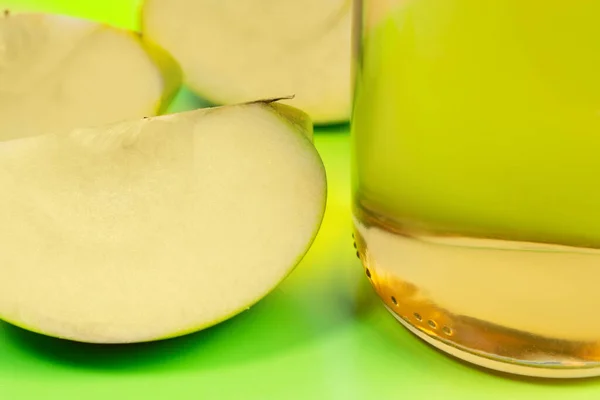 Botol Kaca Dengan Jus Apel Dan Irisan Apel Pada Latar — Stok Foto