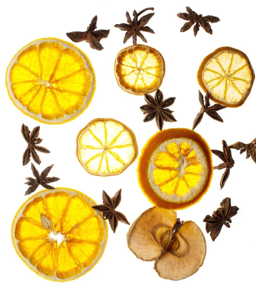 Сушені круглі скибочки лимона та яблука, а також зірковий аніс на яскраво-білому тлі . — стокове фото