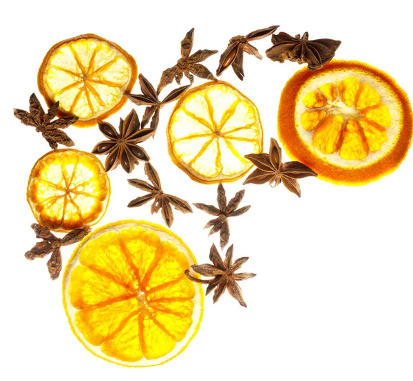 Сушені круглі скибочки лимона та яблука, а також зірковий аніс на яскраво-білому тлі . — стокове фото