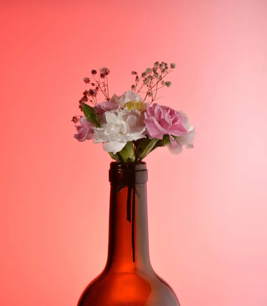 Blumenstrauß Weiß Rosa Gelb Vom Flaschenhals Frauentag Blumige Weinaromen Roter — Stockfoto