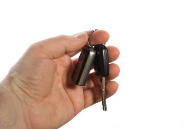 Bir adam elinde yeni olmayan bir arabanın anahtarlarını tutar, satar, alır ya da kiralar. Boşluğu kopyala.