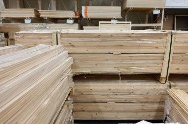 Bir hırdavatçıda paket kaplamaları. İnşaat ve onarım. Boşluğu kopyala.