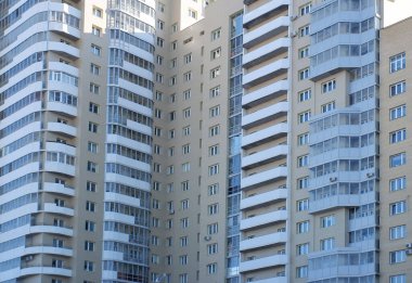 Çok katlı, modern bir konut binasının parçası. modern konut kavramı