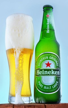 Arhangelsk Rusya 03-10-2021 sisli ve hafif soğuk bir şişe heineken birası ve köpüklü bir bardak bira..