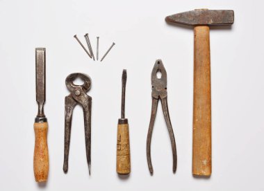 Beyaz arka planda kullanılan el aletleri, çekiç, meme ucu, pense, tırnak ve keski. Düz yat. Boşluğu kopyala.