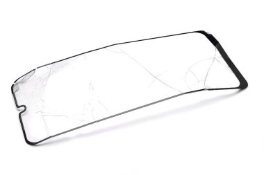 Beyaz arka planda akıllı telefondan kırılmış koruyucu cam. Boşluğu kopyala.