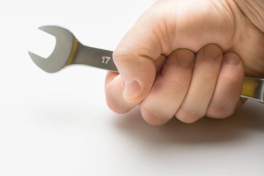 Metalik, matt-parlak, ucu açık ingiliz anahtarı efendinin elinde. Beyaz üzerine izole edilmiş. Boşluğu kopyala
