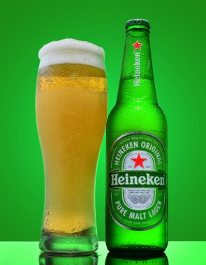 Arhangelsk Rusya 03-10-2021 sisli ve hafif soğuk bir şişe heineken birası ve köpüklü bir bardak bira..