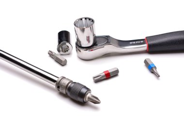 Kafalı İngiliz anahtarı ve parçalı tornavida. Beyaz arka plan. Boşluğu kopyala.