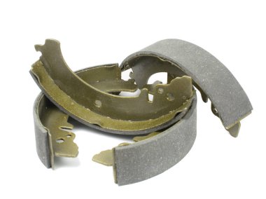 Beyaz arka planda trampet frenleri var. Araba tamiri ve servis konsepti. Boşluğu kopyala.