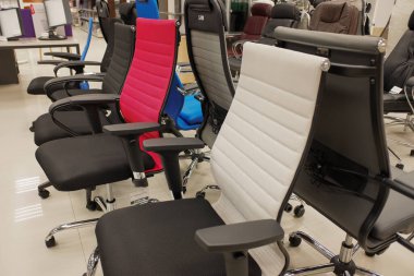 Mağazada yeni ofis sandalyeleri. Ofis yenileme konsepti. Boşluğu kopyala.