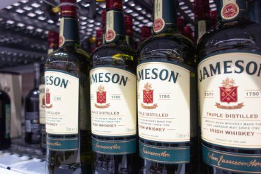 Jameson İrlanda viskisi. Jameson açık ara en çok satan İrlanda viskisidir. Hipermarket metrosunun raflarında. Nakit ve taşıma.